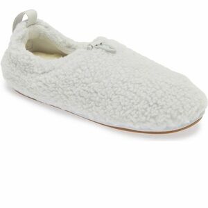UGG plushy slipper size 9 in Glacier Grey